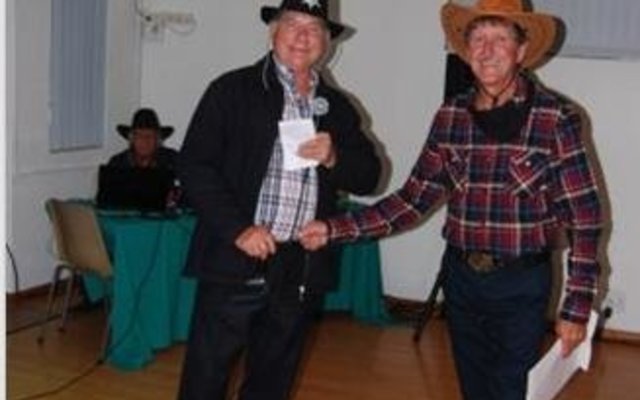 Links ontvang nuwe klublid, Jan van Zyl, sy lidmaatskapdokumente van voorsitter Philip Fourie 